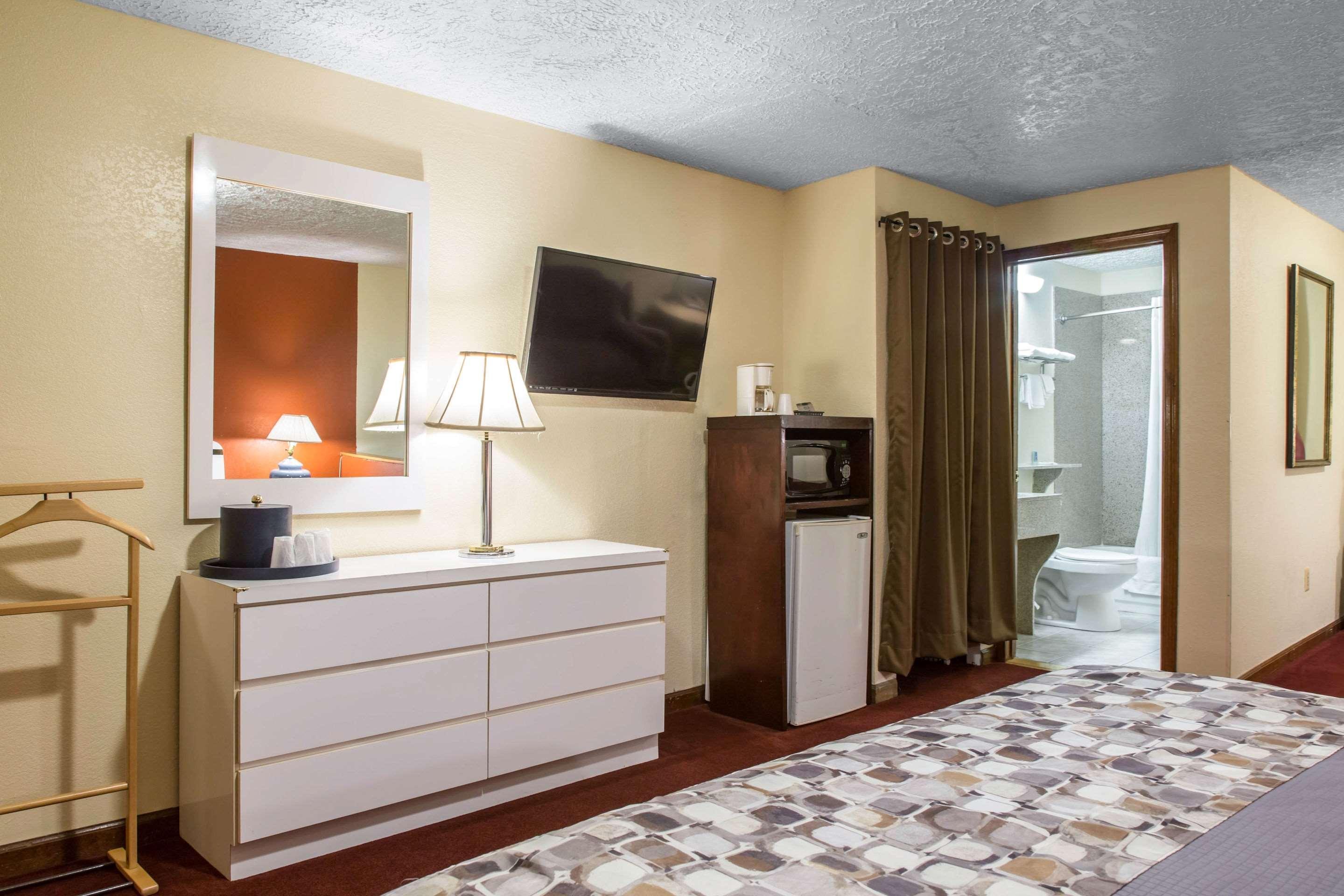 Rodeway Inn & Suites Branford - Guilford Exteriör bild
