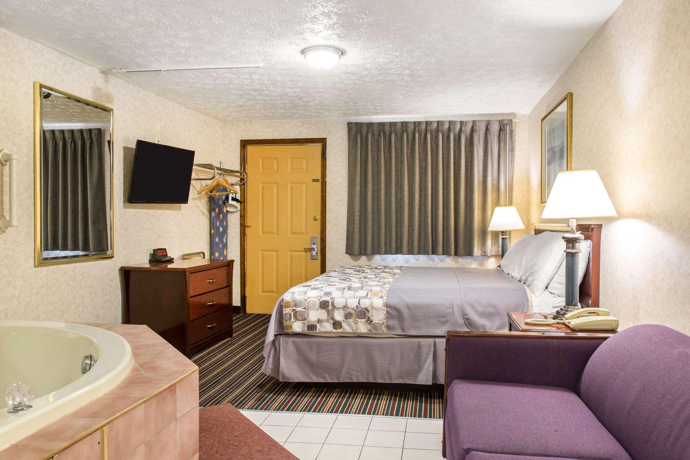 Rodeway Inn & Suites Branford - Guilford Exteriör bild
